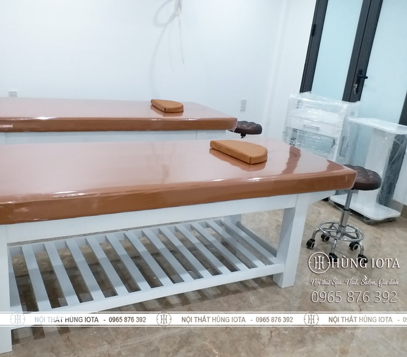 Giường spa massage body gỗ sồi, xe đẩy spa, ghế kỹ thuật viên Chung Kiều Spa Hòa Bình