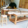 Lắp đặt ghế gỗ cho kỹ thuật viên spa, và giường spa màu vàng gỗ tự nhiên