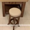 Ghế gỗ spa tròn cho kỹ thuật viên màu gỗ sồi chân quỳ