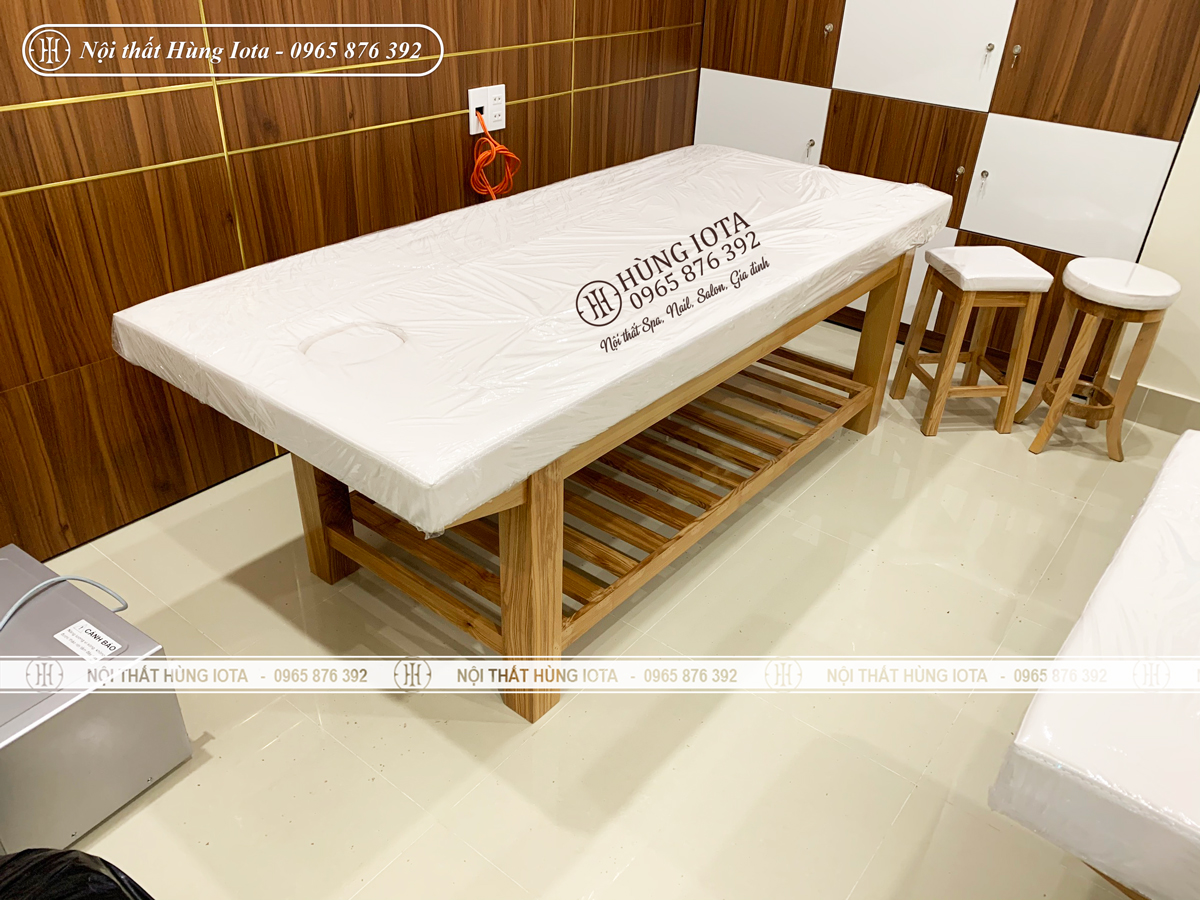 Giường spa gỗ sồi màu vàng gỗ tự nhiên cho spa Hoa Trà My