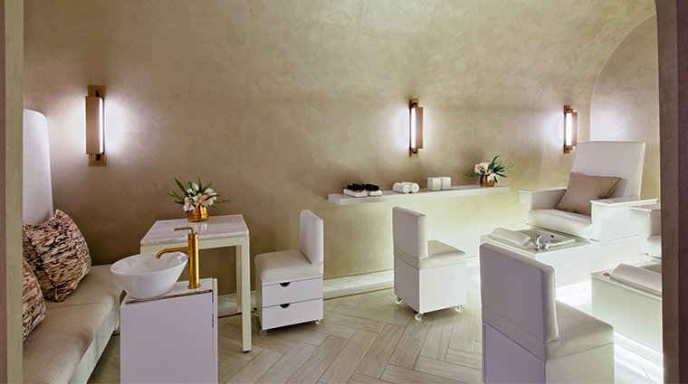 Decor phòng spa đơn giản tông màu trắng