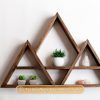 Kệ gỗ tam giác xếp chồng trang trí quán cafe