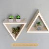 Kệ treo tường đơn giản hình tam giác màu gỗ