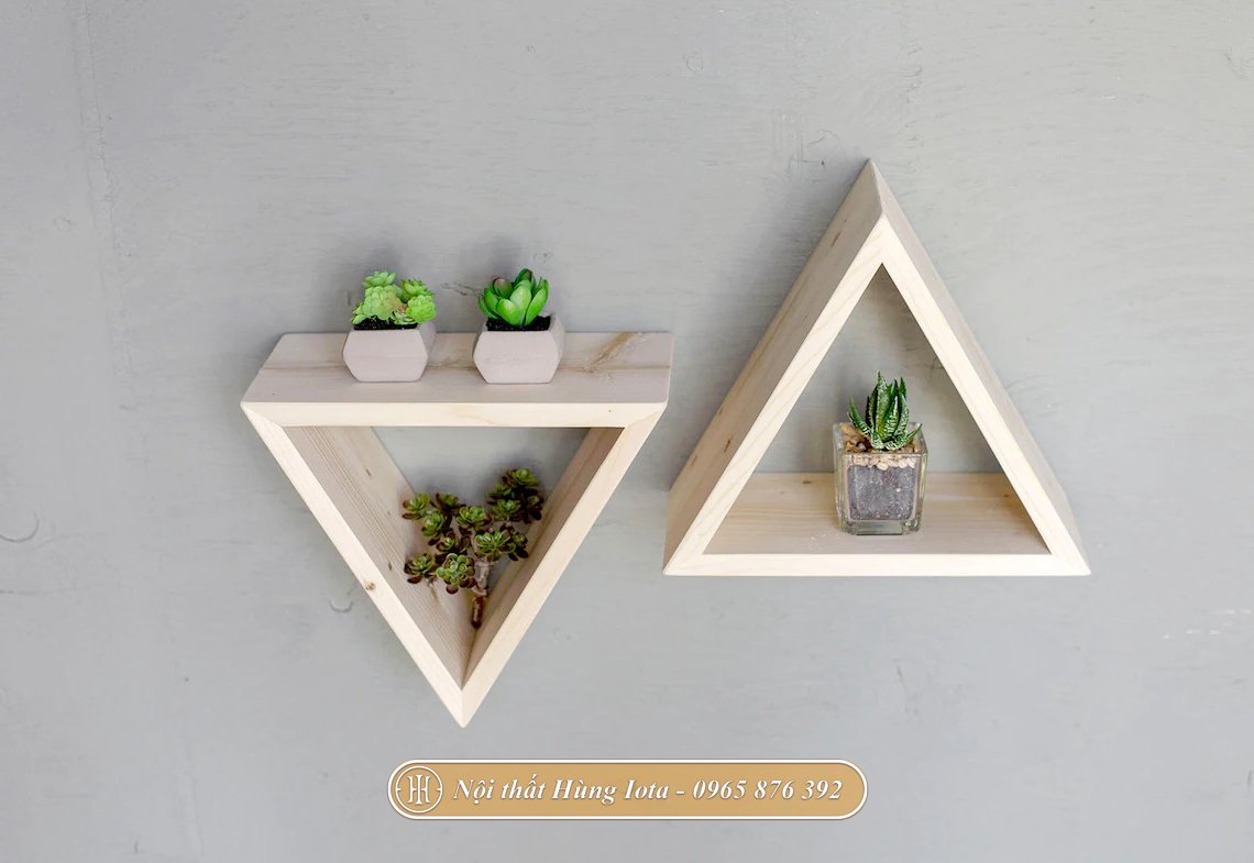 Kệ treo tường đơn giản hình tam giác màu gỗ