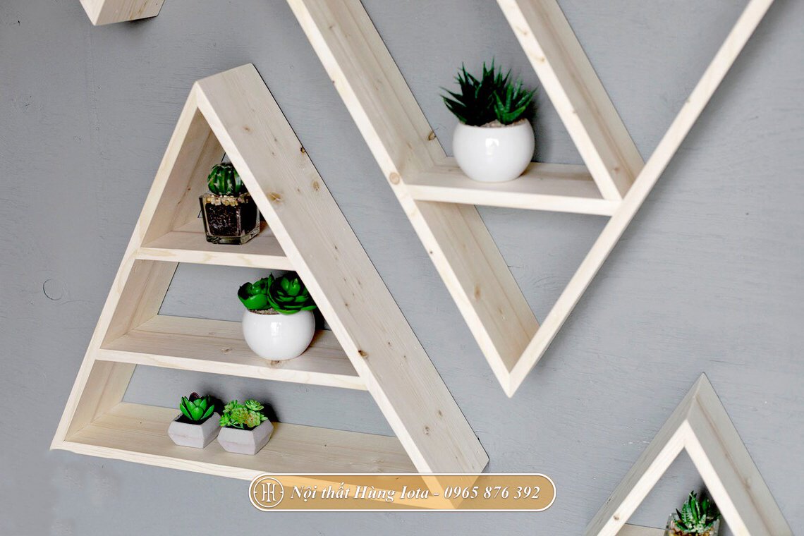 Kệ treo tường hình tam giác màu gỗ tự nhiên