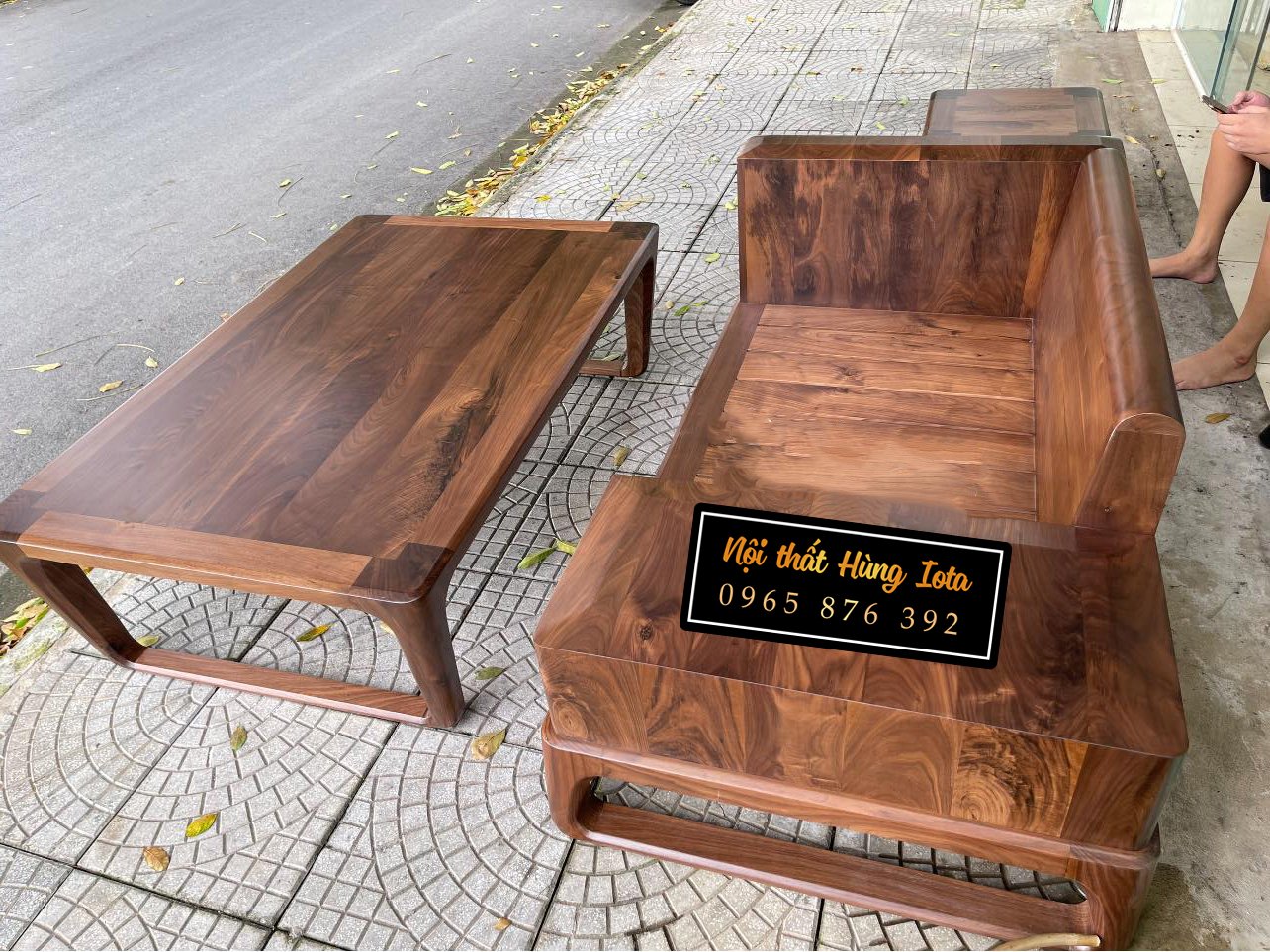 Lắp đặt bàn ghế sofa gỗ óc chó cao cấp cho khách hàng
