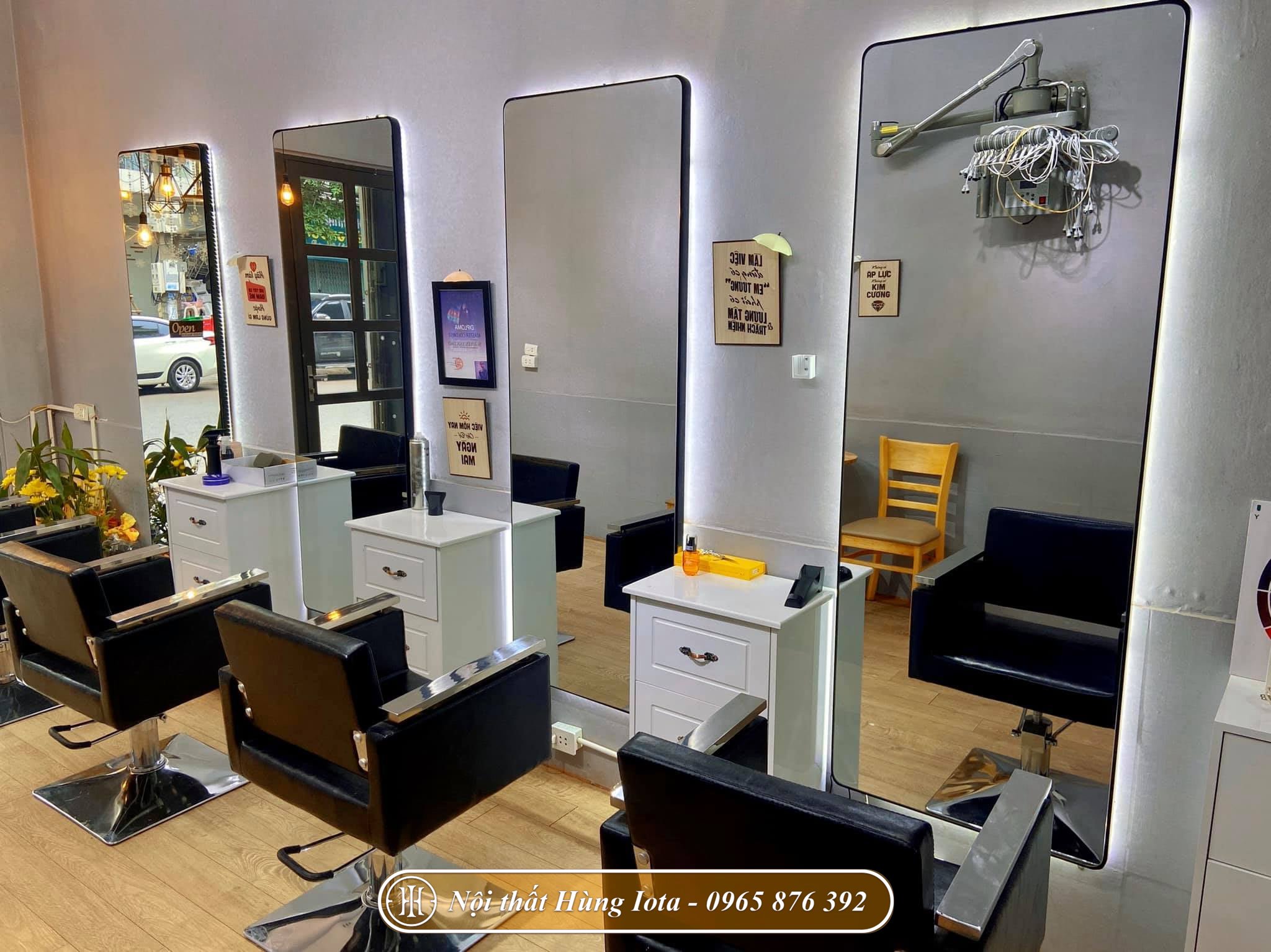 Lắp đặt tủ gương bo tròn có đèn hiện đại cho salon tóc