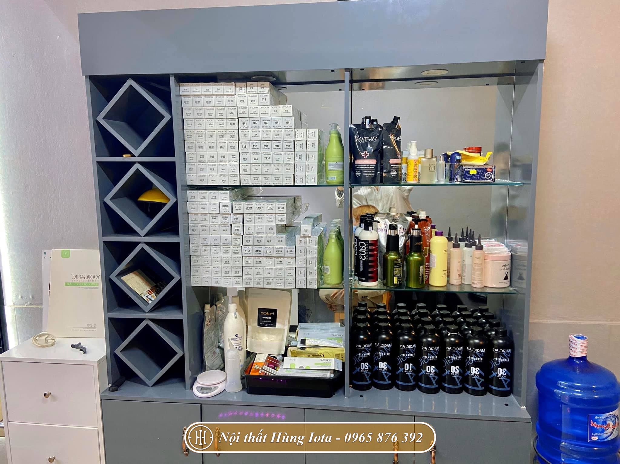 Lắp đặt tủ trưng bày mỹ phẩm cho salon tóc ở Hà Nội