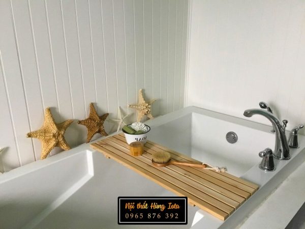 Kệ gỗ đựng xà bông để ngang bồn tắm