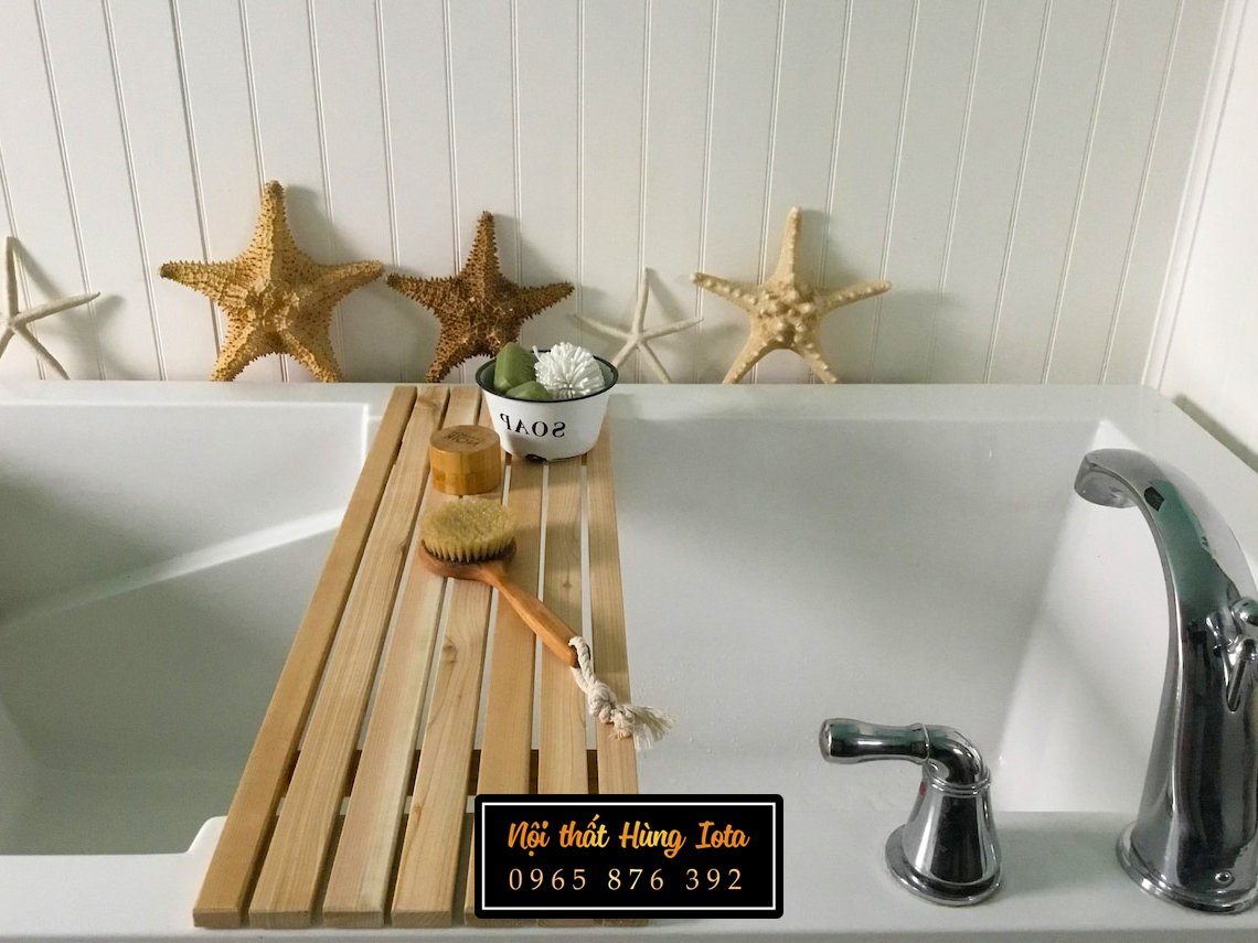 Kệ nan gỗ đặt ngang bồn tắm nằm