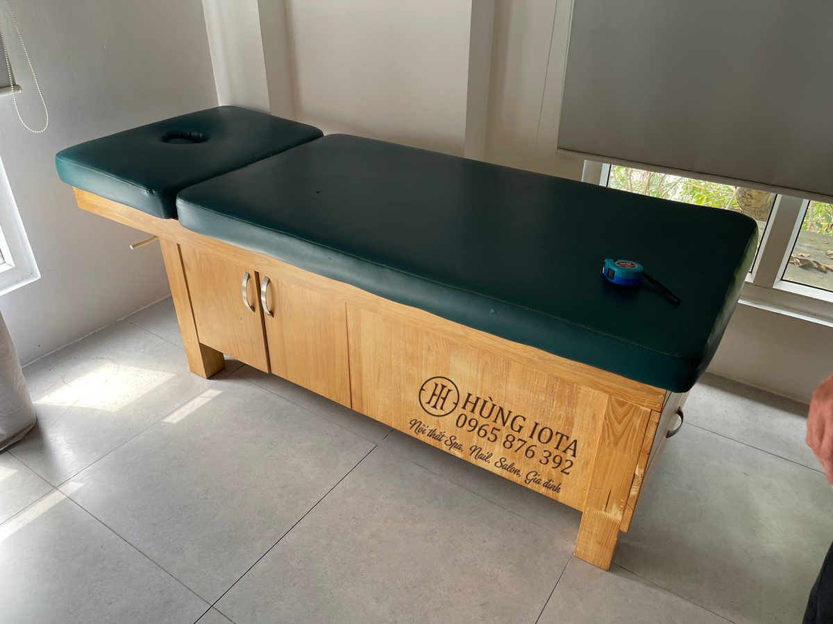 Lắp đặt giường massage trị liệu khung gỗ cho phòng khám