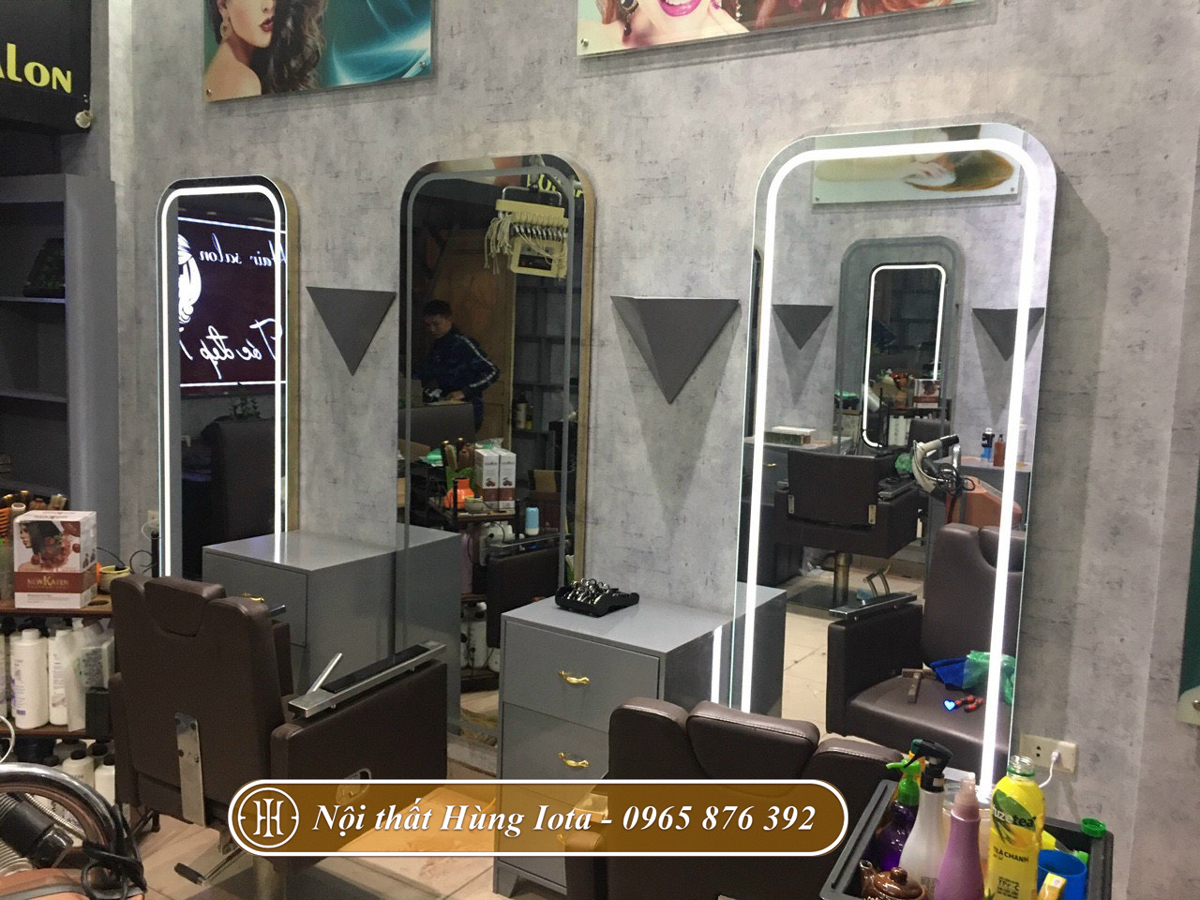 Lắp đặt gương cắt tóc có đèn và tủ đựng đồ cho salon tóc