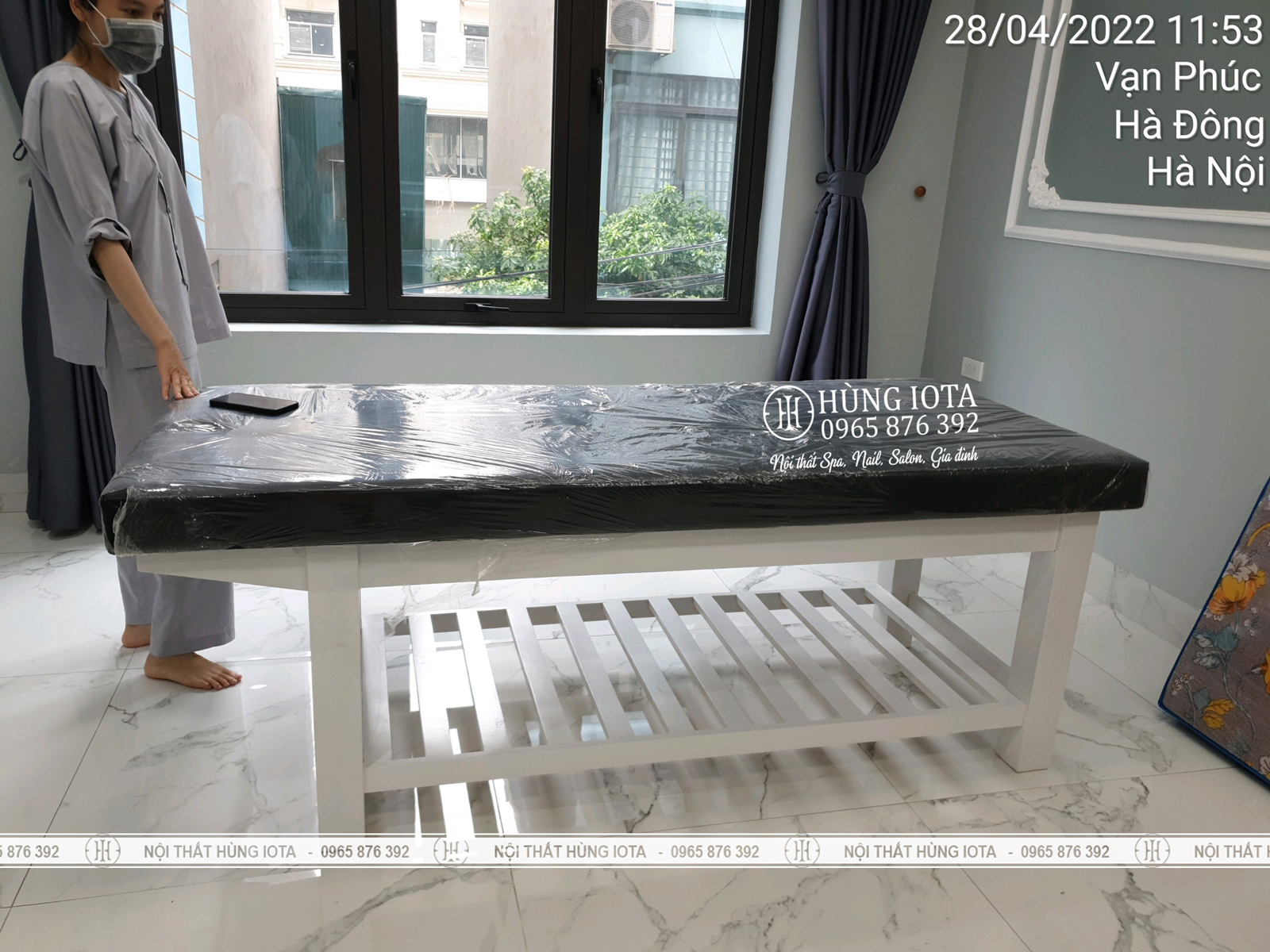 Lắp đặt giường massage gỗ màu đen trắng cho spa ở Hà Đông