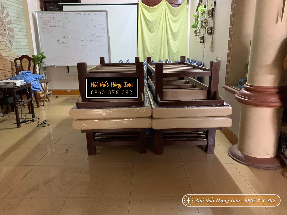 Giường massage chân thấp gỗ sồi lắp đặt cho spa