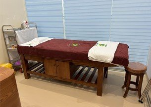 Thumb lắp đặt giường gỗ cho phòng khám y học cổ truyền Hải Minh