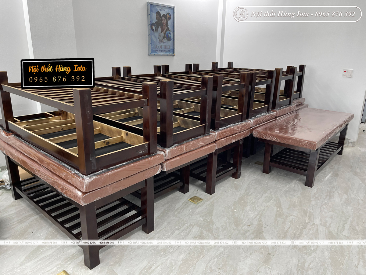 Lắp đặt giường spa gỗ màu cánh gián tại Bắc Ninh