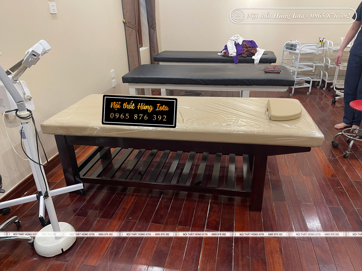 Lắp đặt giường massage body màu nâu óc chó cho spa tại Long Biên