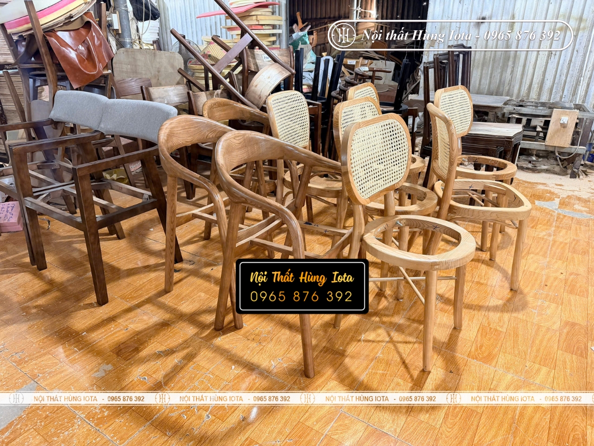 Xưởng sản xuất ghế quán ăn màu gỗ
