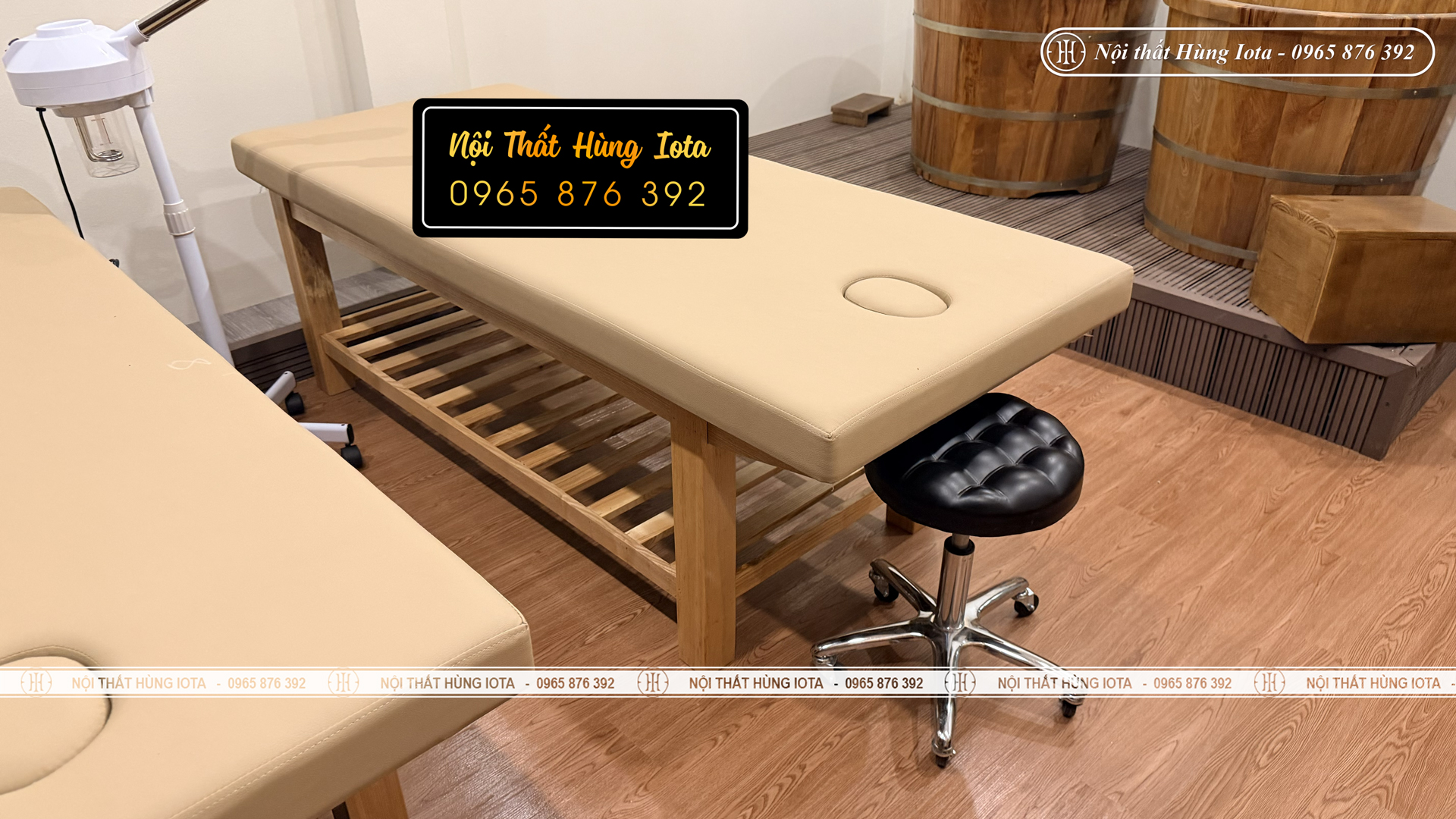 Giường spa màu gỗ ở Hồ Tây có lỗ khoét mặt