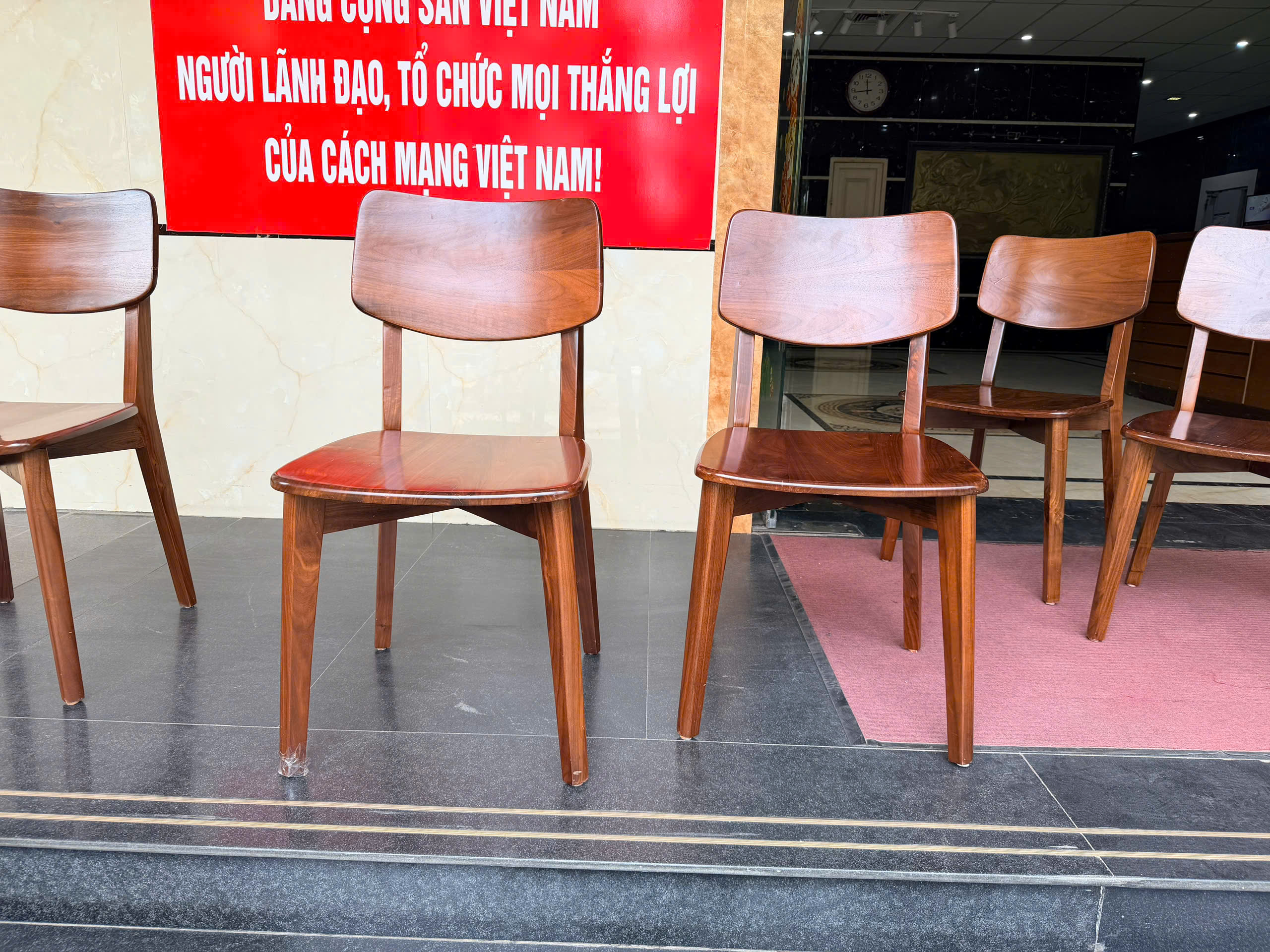 Thumb lắp đặt ghế ăn chung cư màu óc chó