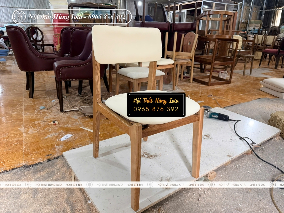 Ghế cafe gỗ có đệm bọc da